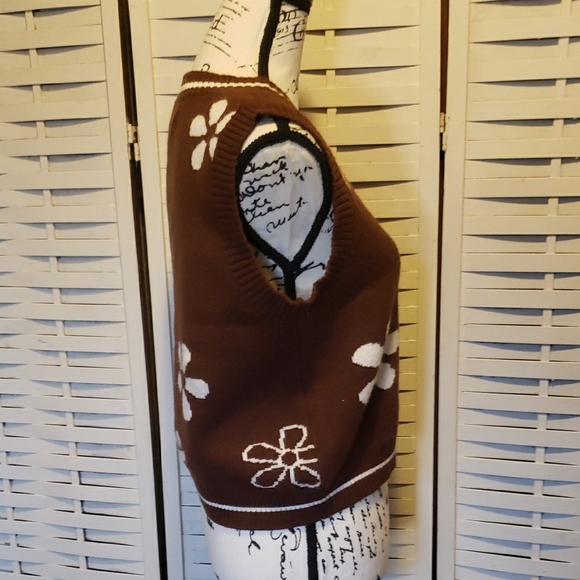 Brown Floral Knit Vest - Picture 3 of 12